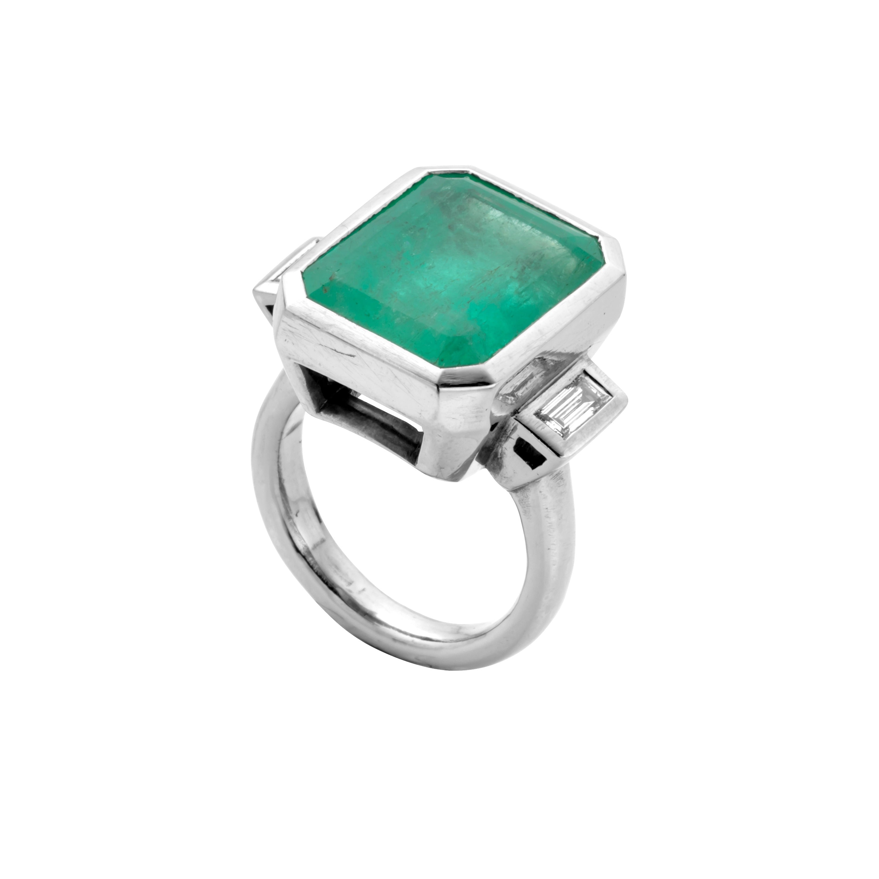 ALETHEA White Gold Emerald & Diamond Ring